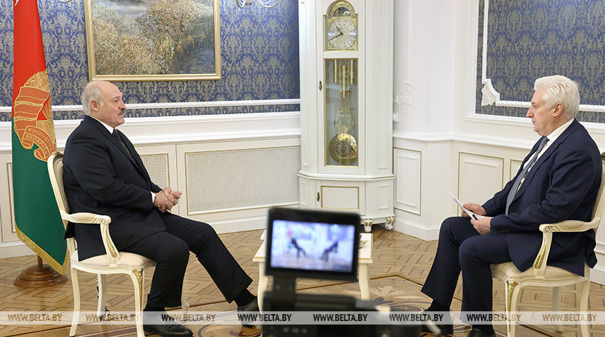 Лукашенко дал интервью главреду журнала "Национальная оборона" военному эксперту Игорю Коротченко