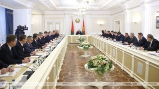 Праблема з голасам у Лукашэнкі. Губернатар і медык па адукацыі ўсё растлумачыў