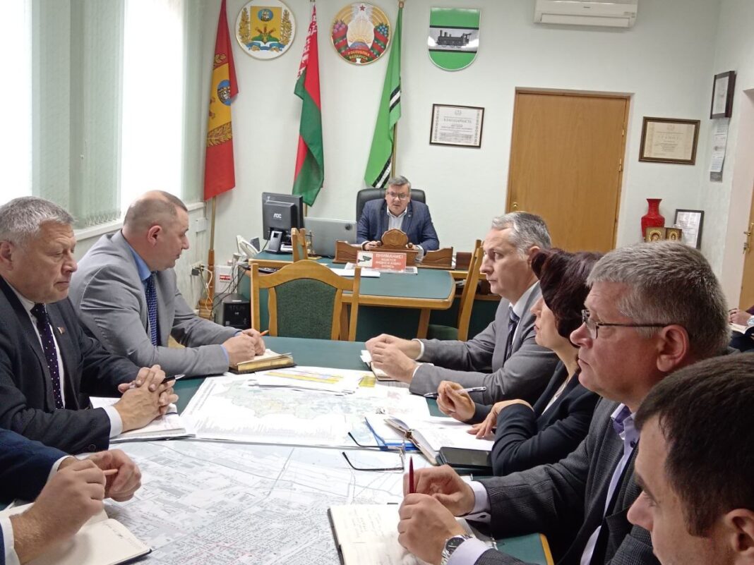 Председатель Осиповичского райисполкома Константин Жигуцкий провел рабочее совещание. Руководителям отделов райисполкома и районных служб даны соответствующие поручения