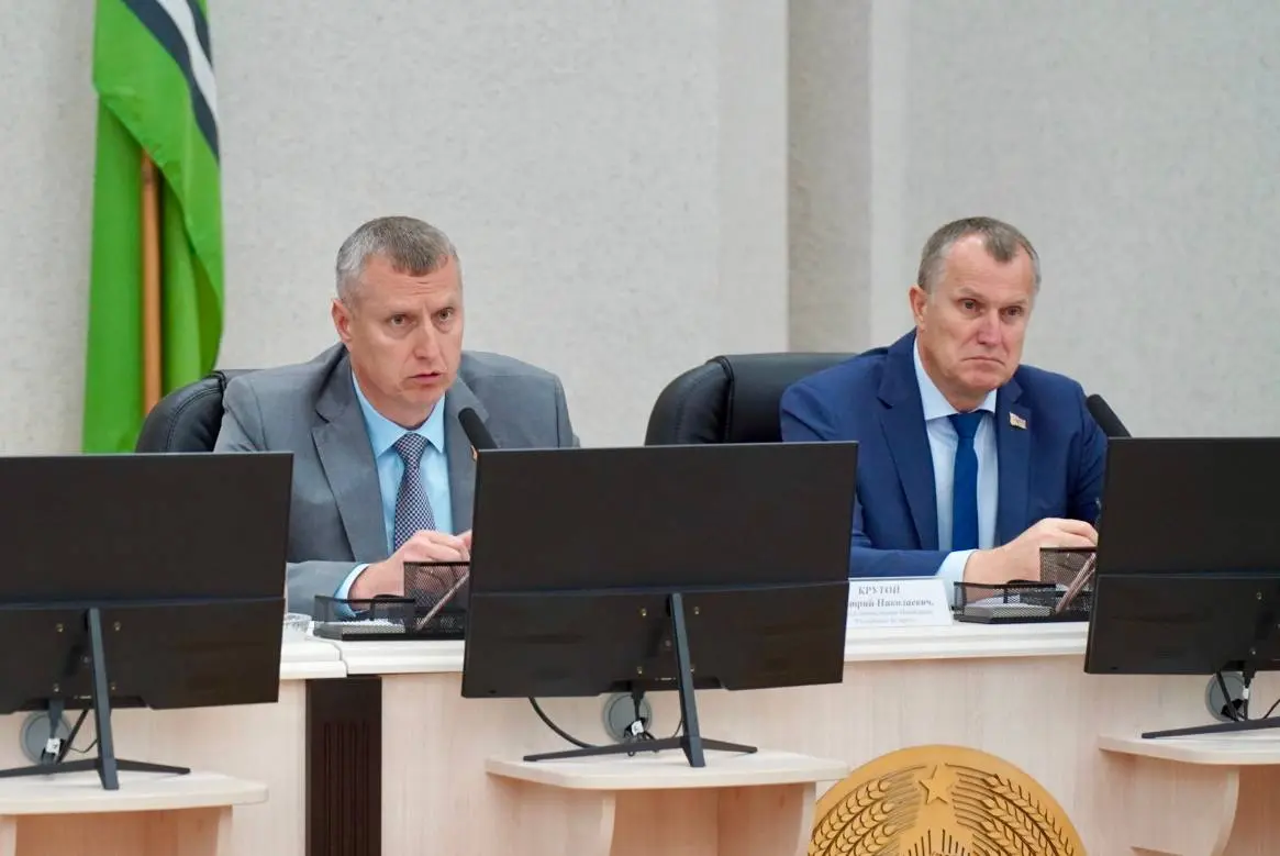 Ход уборочной на особом контроле: глава Администрации Президента Дмитрий Крутой с рабочим визитом посетил Осиповичский район