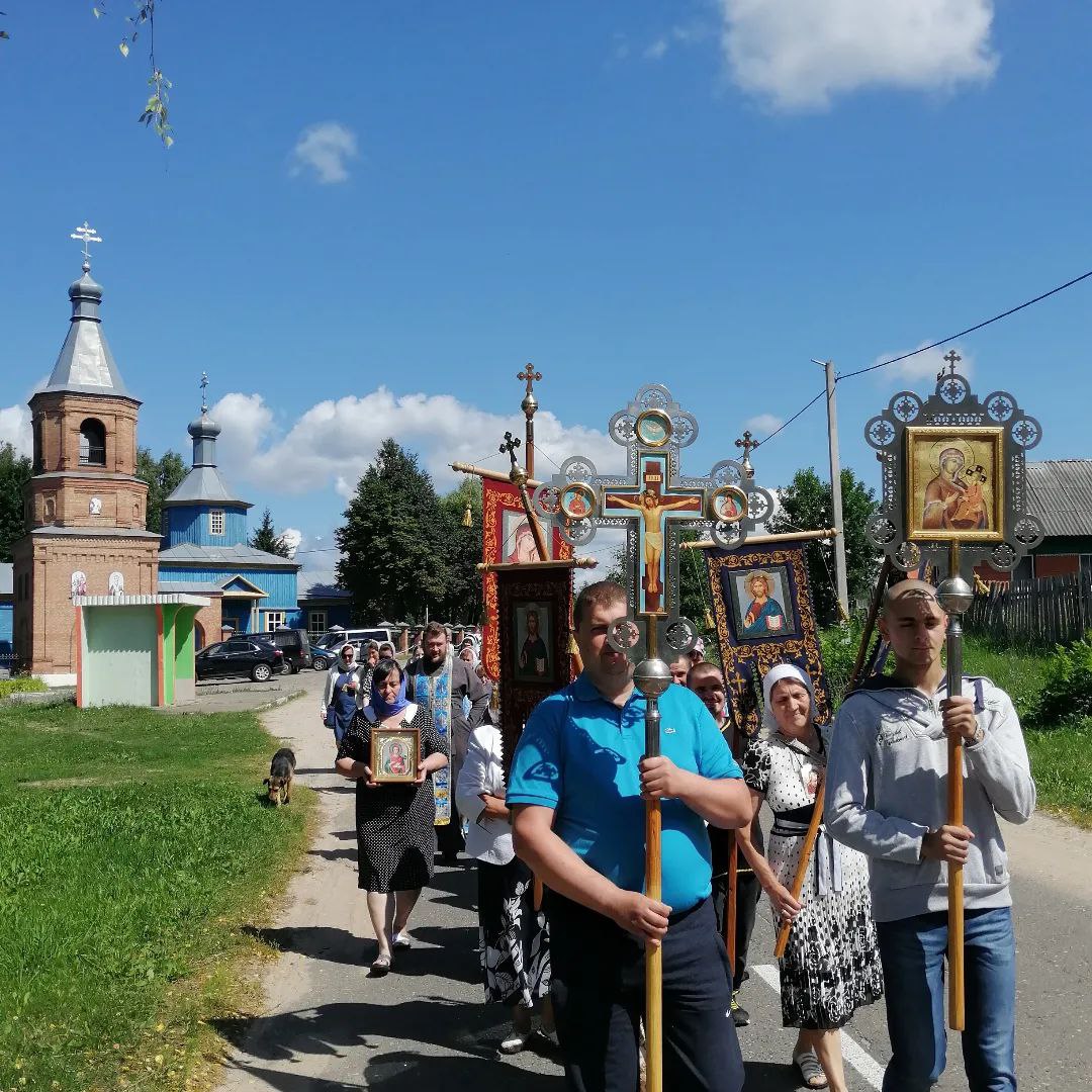 In honor of the 160th anniversary of the temple, a religious procession
was held in the Kostyukovichi district