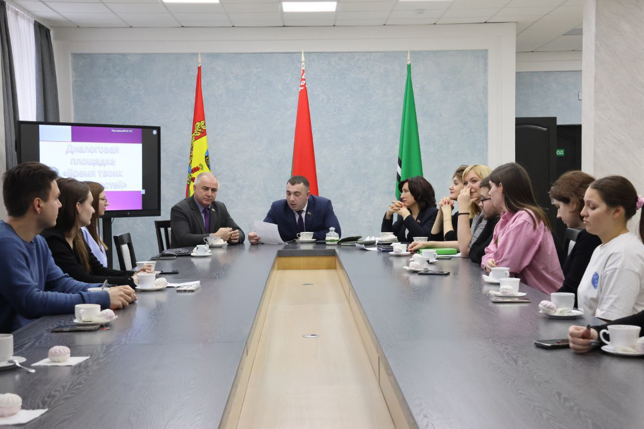 Диалог с перспективой: Геворг Мелконян встретился с молодыми специалистами Осиповичского района