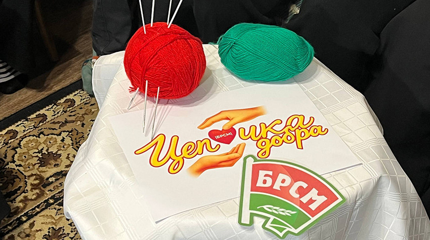 Ланцужок дабра ў дзеянні. У Магілёўскім раёне школьнікі ў гасцях у мясцовай жыхаркі вучыліся вязаць шалікі