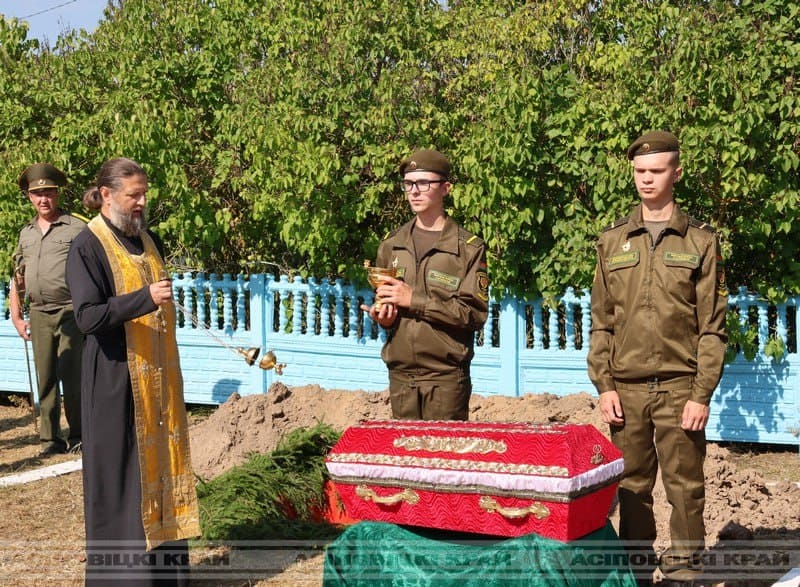 Сегодня в деревне Брицаловичи перезахоронили останки двух погибших красноармейцев