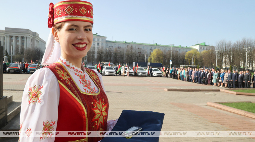 У Магілёве старшыням сельсаветаў уручылі ключы ад аўтамабіляў беларускай вытворчасці