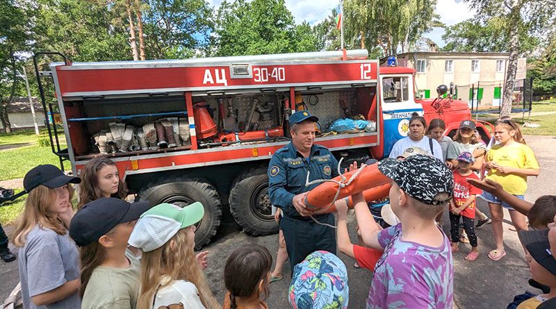 Спасатели проводят акцию
«каникулы без дыма и огня» в Климовичском районе