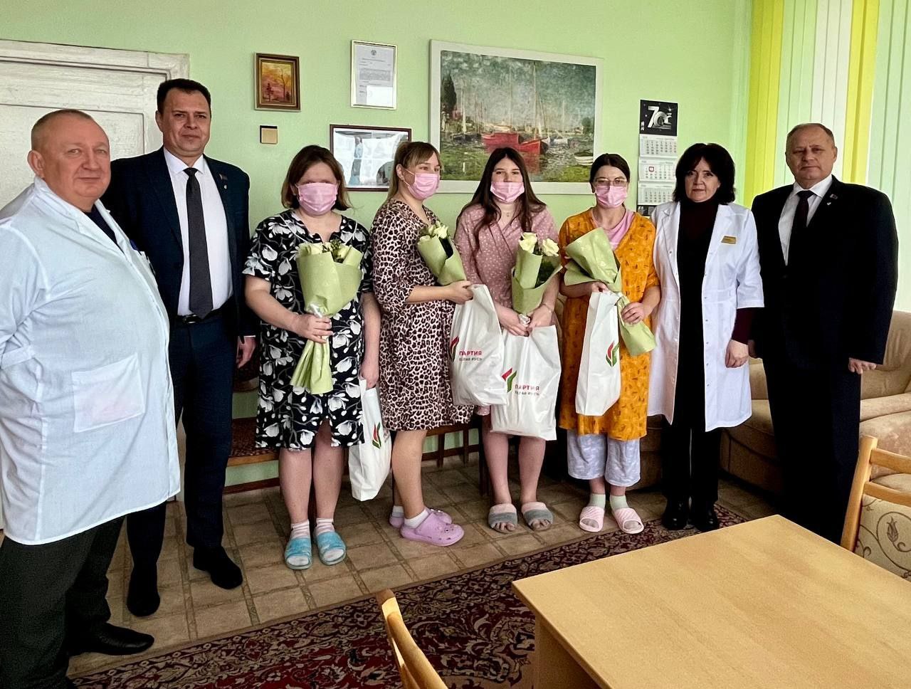 Праздник жизни в Год белорусской женщины: первые новорожденные Могилева получили поздравления от партии «Белая Русь»