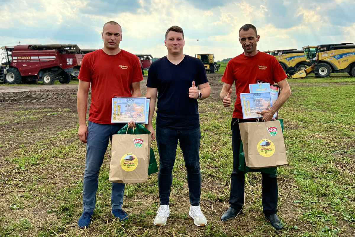 In the Mogilev region, a youth crew from the Belynichi
district was the first to thresh 4,000 tons of grain