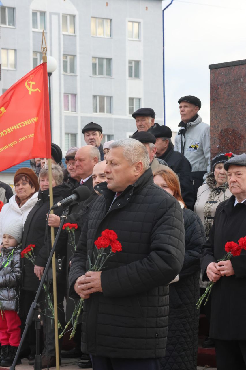 Торжественный митинг, посвященный годовщине Октябрьской революции, прошел на центральной площади города 7 ноября 