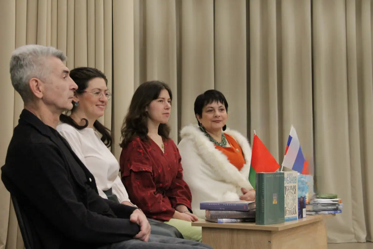 В рамках XXXIII Минской международной книжной выставки-ярмарки в средней школе № 5 имени Федора Крыловича прошла литературная встреча с российскими авторами