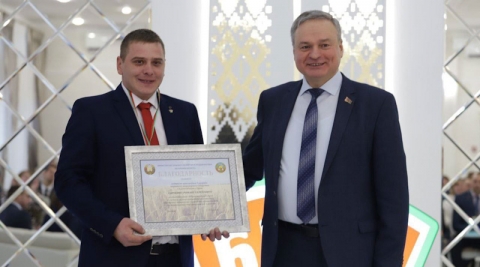 Падзяку мінсельгасхарча ўручылі маладому
вадзіцелю з магілёўскага раёна. Ён стаў пераможцам рэспубліканскага
праекта