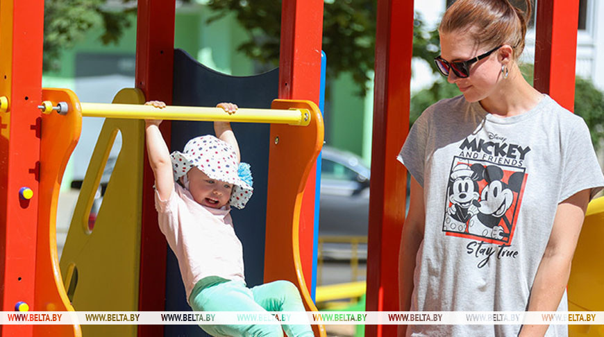 Дапамогі па доглядзе дзіцяці ва ўзросце да трох гадоў павялічыліся ў Беларусі з 1 жніўня 