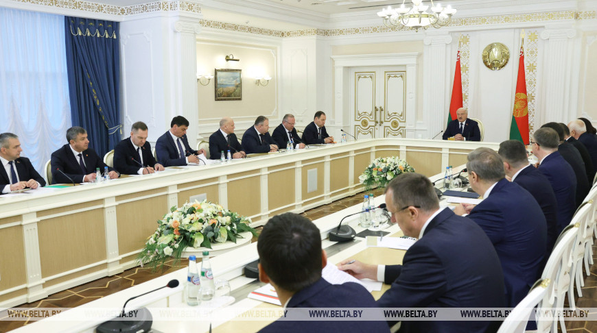 Александр Лукашенко заявил о необходимости установить единые жесткие правила игры для пассажирских автоперевозок