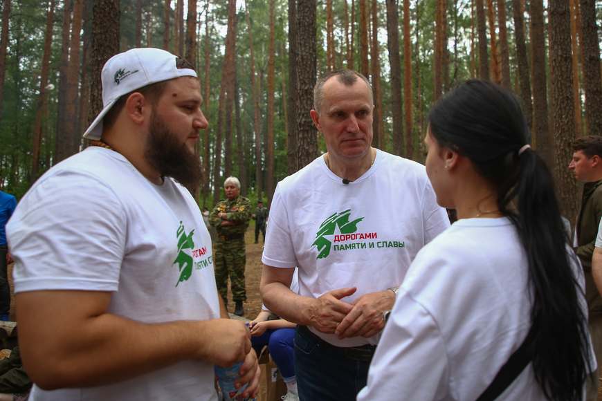 Анатолий Исаченко: Чем дальше уходит война, тем ближе воспоминания о ней. Губернатор встретился с участниками молодежного патриотического проекта "Дорогами памяти и славы"