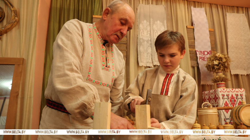 Глускі бондар стварае свае вырабы па традыцыйных тэхналогіях