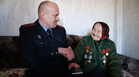 Магілёўскія праваахоўнікі павіншавалі са 100-гадовым юбілеем ветэрана ВАВ Пелагею Галубцову