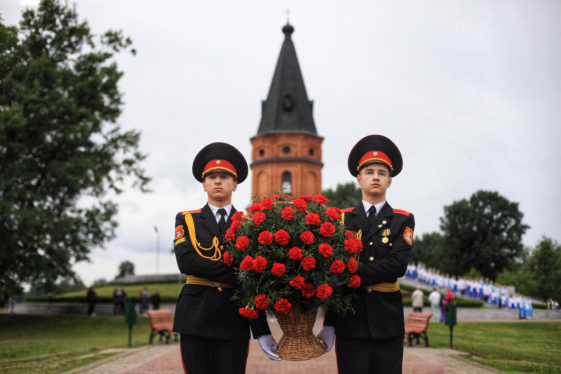 Participants
of the "train of memory" remembered those who died during the
liberation of Mogilev on the Buinichi field