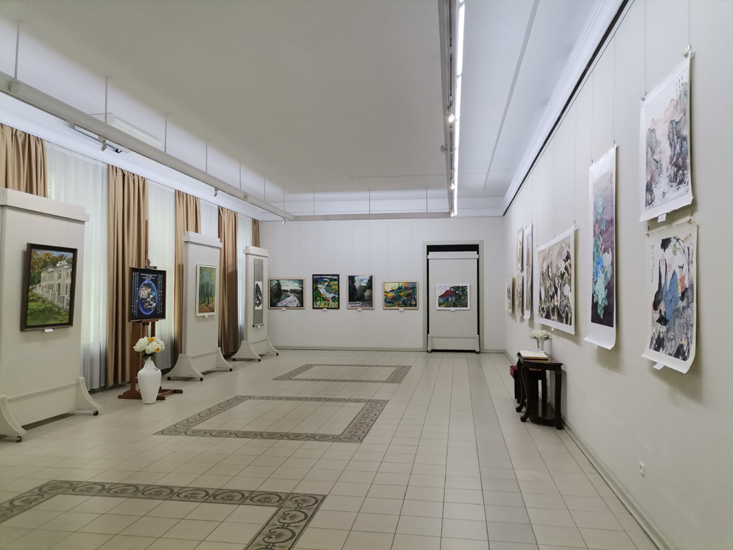The exhibition project "The Art of Porcelain" works in the Maslenikov Museum