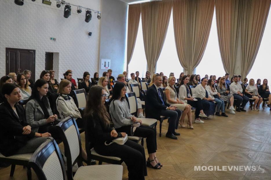 The
meeting with young specialists was held at the palace of culture of the region