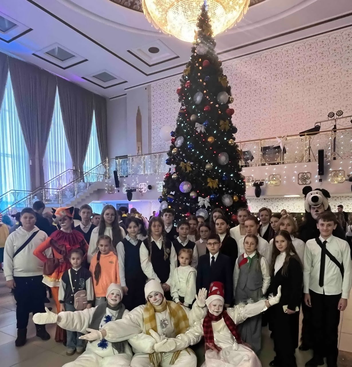 Областная ёлка в Могилеве по традиции собрала мальчишек и девчонок в рамках республиканской благотворительной акции «Наши дети»