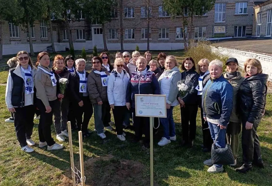В Год белорусской женщины в средней школе № 2 г. Осиповичи по инициативе совета ветеранов педагогического труда заложили рябиновую аллею