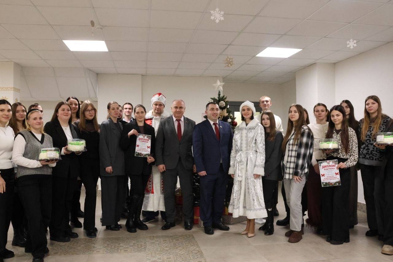 Предновогодняя встреча председателя районного исполнительного комитета Геворга Мелконяна и председателя райсовета депутатов Владимира Рыжанкова с молодыми специалистами района стала ярким, интересным и запоминающимся событием!