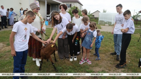 Дзіцячаму дому сямейнага тыпу ў Магілёўскім раёне падарылі казу