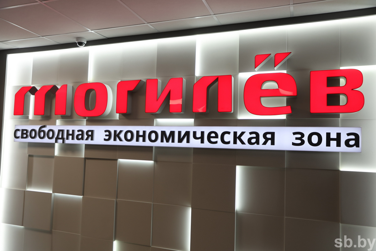 В СЭЗ «Могилев» в торжественной обстановке
резидентам вручили договоры о продлении деятельности