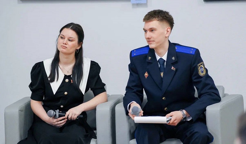 Молодой следователь из Осиповичей выступил модератором диалога с губернатором