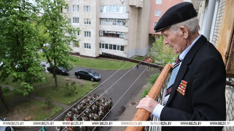 Пад гукі аркестра праспявалі "Дзень Перамогі". У Магілёве павіншавалі ветэранаў Вялікай Айчыннай вайны