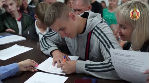 Навабранцы Акадэміі МУС і Магілёўскага інстытута МУС падпісалі кантракты аб службе