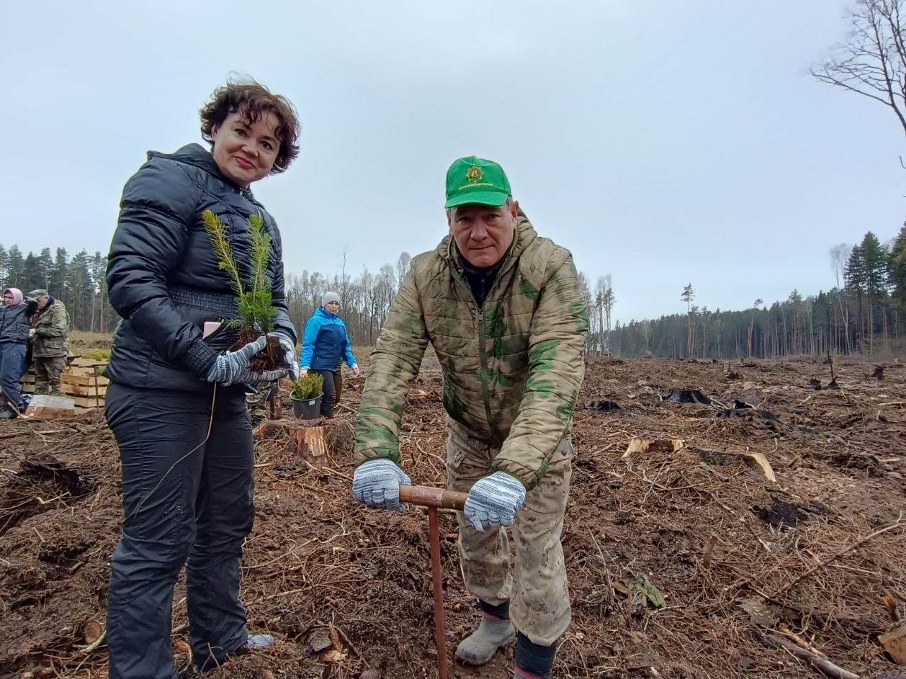 С граблями, кистями и мечами Колесова: профсоюзы Могилевщины на субботнике