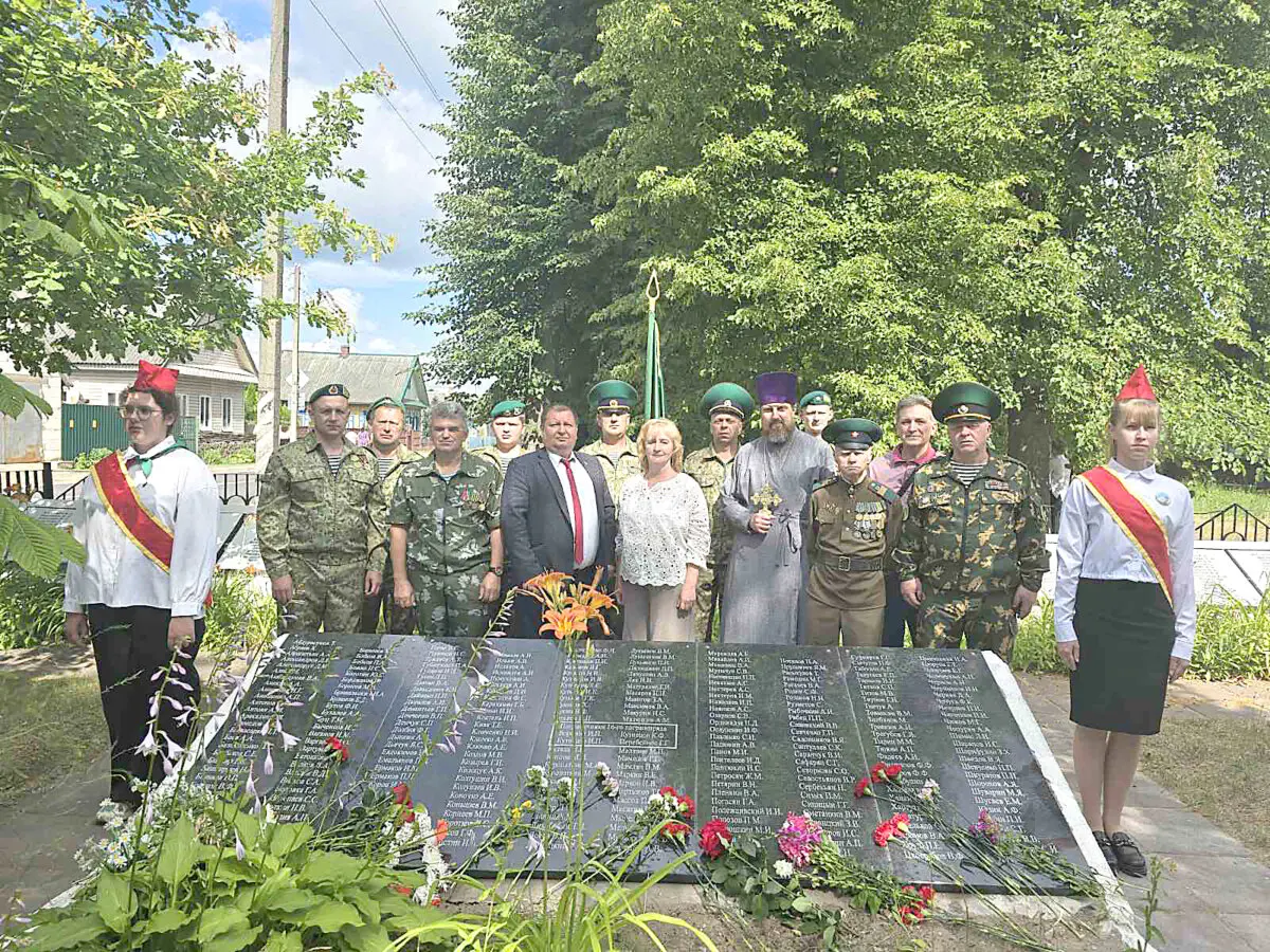 3 июля в агрогородке Свислочь состоялось открытие обновленной мемориальной плиты на братской могиле советских воинов и партизан