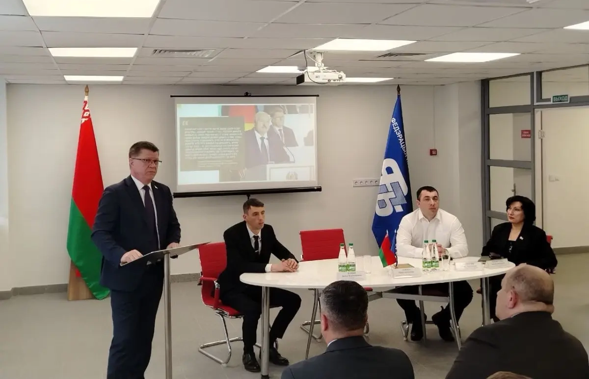 В рамках единого дня информирования председатель Федерации профсоюзов Беларуси Юрий Сенько встретился с коллективом ООО «Парфюмерно-косметическая фабрика «Сонца»