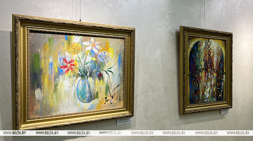 "Гэта не проста выстава, гэта летапіс фестывалю". Як у Магілёве спевакі становяцца жывапісцамі