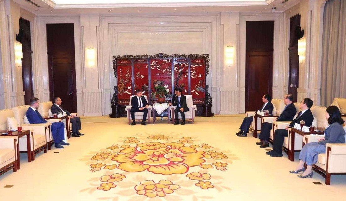 Падчас візіту ў Кітайскую Народную Рэспубліку старшыня Асіповіцкага райвыканкама Андрэй Дубінчык сустрэўся з сакратаром Янчжоўскага гаркама КПК Ван Цзіньцзянам