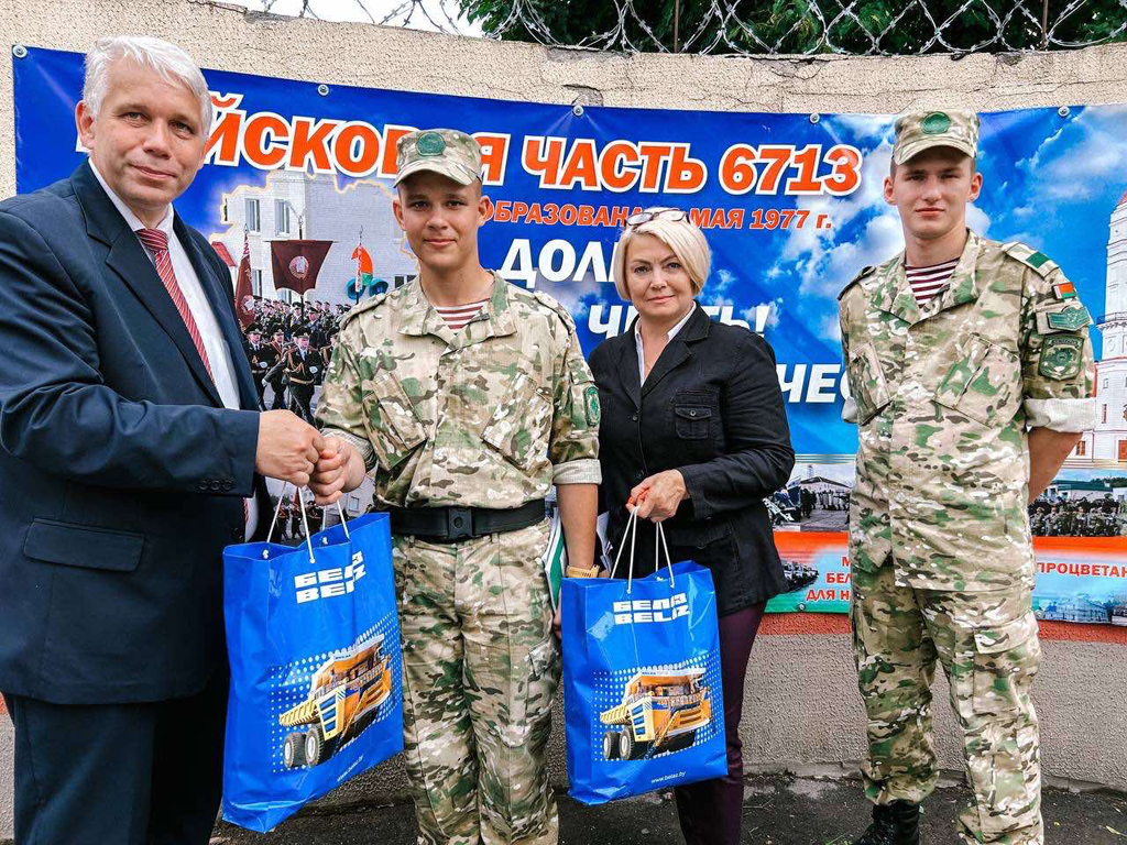 «Посылка солдату»: работники Могилевского
автозавода организовали акцию для коллег, отдающих долг родине
