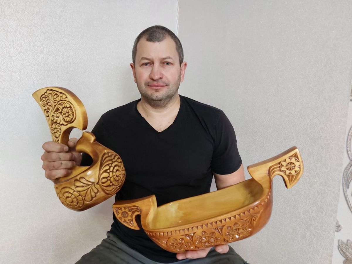 A physical education teacher from Khotimsk pleases fellow countrymen with the art
of woodcarving