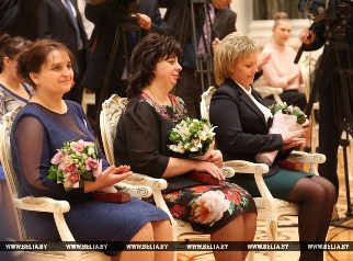Лукашенко: белорусские женщины являются примером милосердия и мудрости, трудолюбия и верности стране
