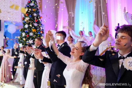 Полонез, менуэт и поздравления от власти: как чествовали лучшую молодежь Могилевской области