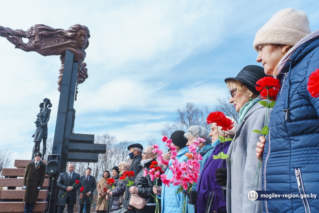 Память узников фашистских концлагерей почтили у мемориала "Детям войны" в Могилеве