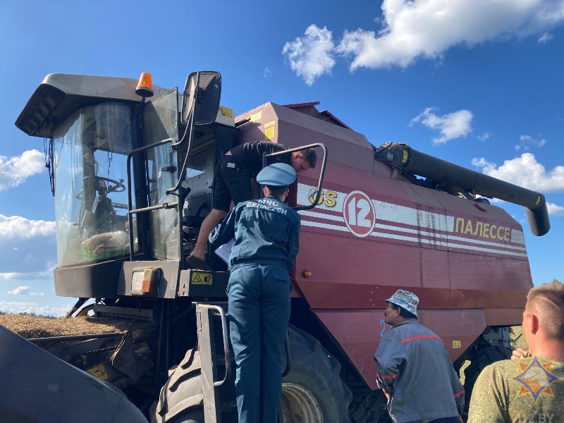 Rescuers
carried out fire-fighting raids in the places of harvesting and storage of
crops in the Glussky district