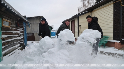 У Магілёўскай вобласці моладзь дапамагае пенсіянерам з уборкай двароў пасля моцнага снегападу