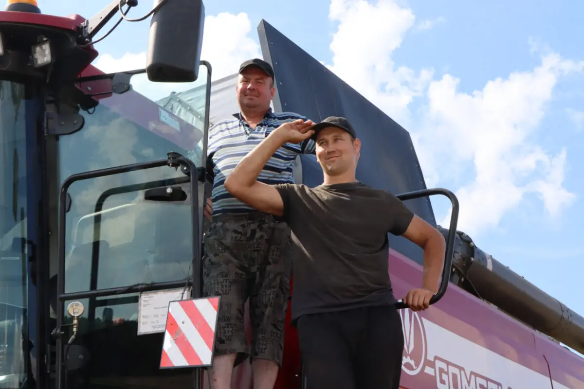 Побач з асіповіцкімі аграрыямі на жніве працуюць супрацоўнікі Міністэрства па надзвычайных сітуацыях