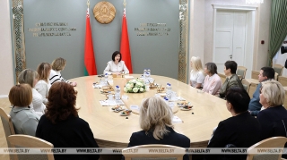 "Разабраліся, знайшлі рашэнне". Качанава сустрэлася з калектывам упраўлення УП "Гроднакаапфутра"