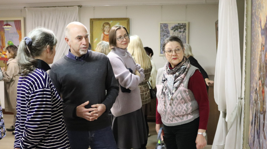"Навагодняя казка" ў Магілёве: выстава сямейнай пары аб'ядноўвае жывапіс, графіку і сямейную ўтульнасць 