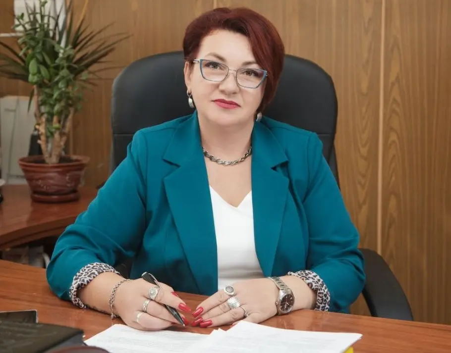 В подчинении начальника филиала коммунального унитарного предприятия по проектированию, ремонту и строительству дорог «Могилёвоблдорстрой» — ДРСУ № 199 Елены Кучмей более 60 человек