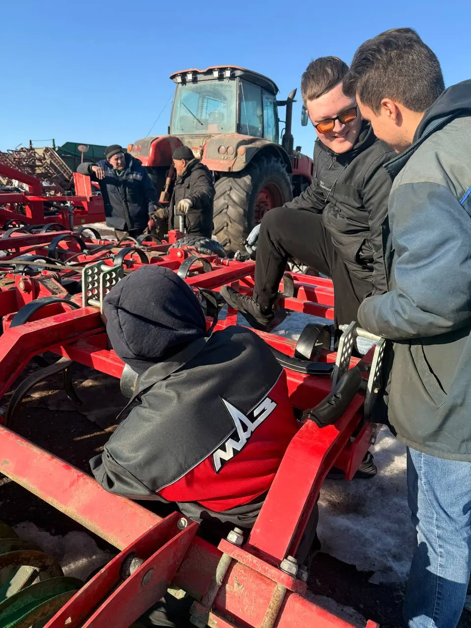 Работающая молодежь ОО «БРСМ» и учащиеся колледжа совместно с активистами Белорусской партии «Белая Русь» помогали в подготовке сельскохозяйственной техники к посевным работам ОАО «Вязовница-АГРО»