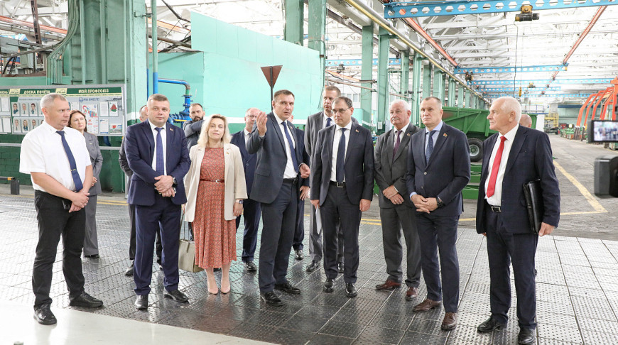 Віктар Каранкевіч на "Бабруйскаграмашы" азнаёміўся з узорам першага айчыннага прэс-падборшчыка 