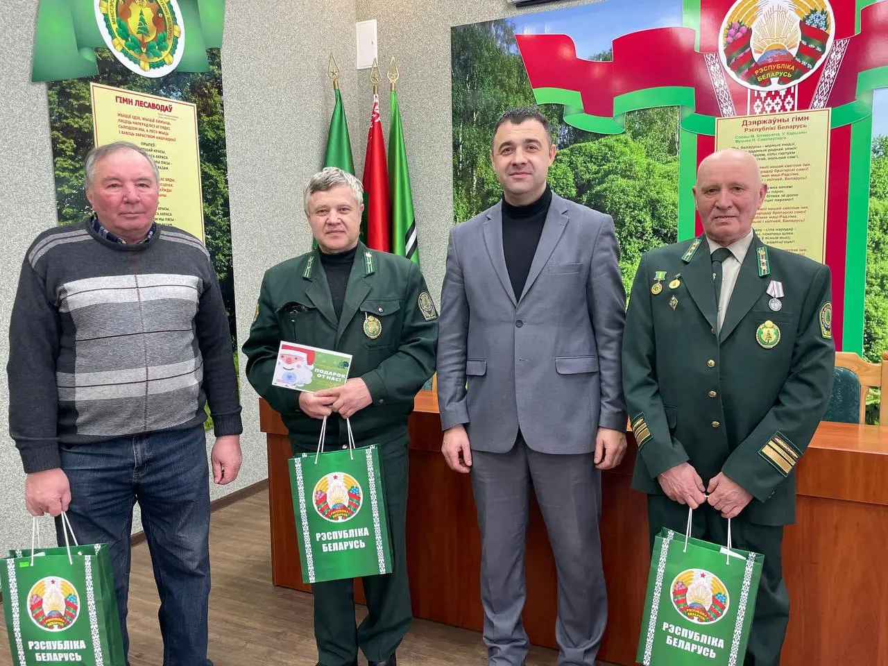 Трем работникам Осиповичского опытного лесхоза вручены значимые отраслевые награды